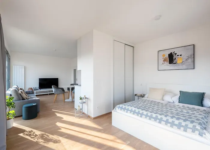 Elegant Karlin With Terrace & Parking